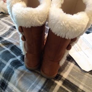I am selling shoes boots snow boots